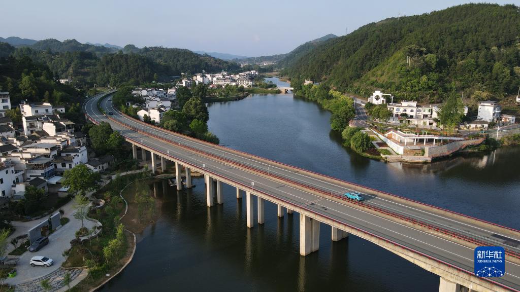 一江碧水向東流：從新安山水到富春山居